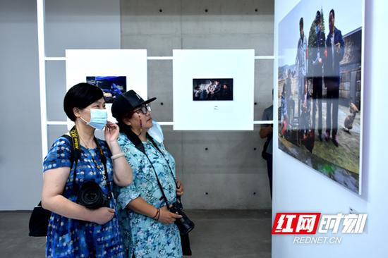 此次展览将持续至7月12日,图为市民在参观展览。