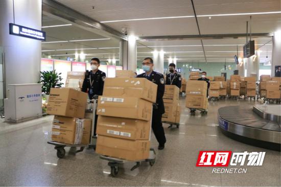 边检民警服务防疫物资快速入境。