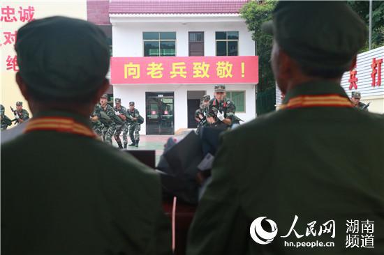 武警城步中队官兵们给老兵们表演 李芳森 摄