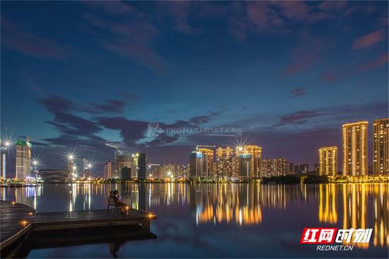 梅溪湖“星光”在夜色下更加闪亮。城市的经济和消费活力在夜晚如此生机勃勃,大概是因为只有在夜里才能抛下一切包袱,展现自己的真实样子吧!图/莫克