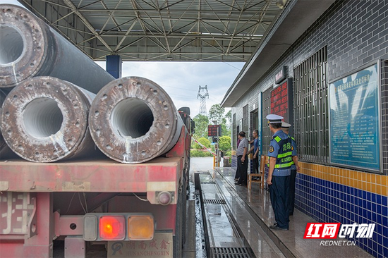 资兴市公路局高码超限检测站货车过检测磅。