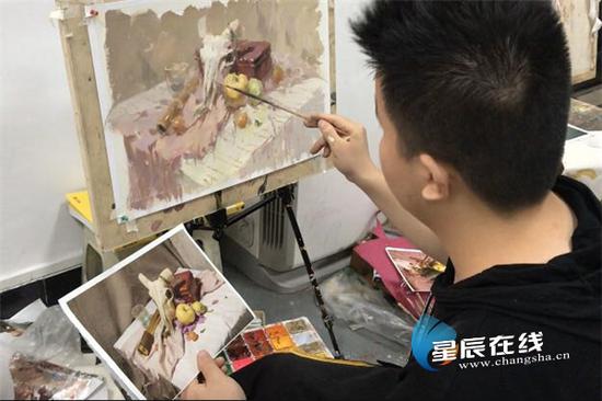(老师正在创作。)