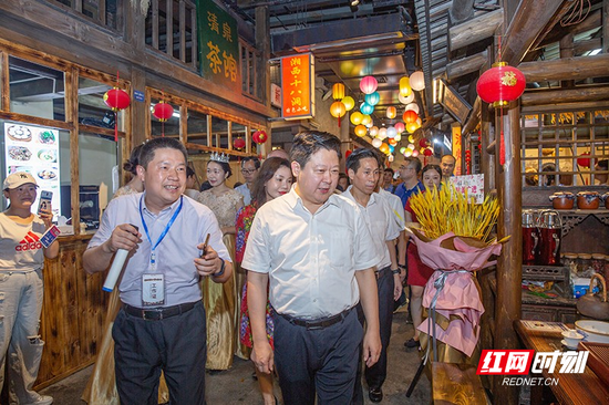 刘志仁详细了解“郴州 · 老街上”的运营管理模式,体验了各个怀旧场景和各类美食。