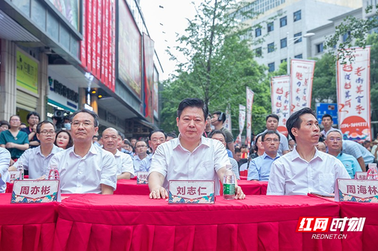 刘志仁说,要加强运营管理,点亮“郴州 · 老街上”这个品牌。