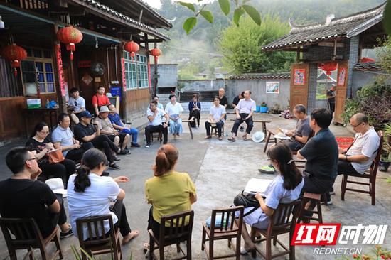 调研团在高椅古村举行座谈会。资料图