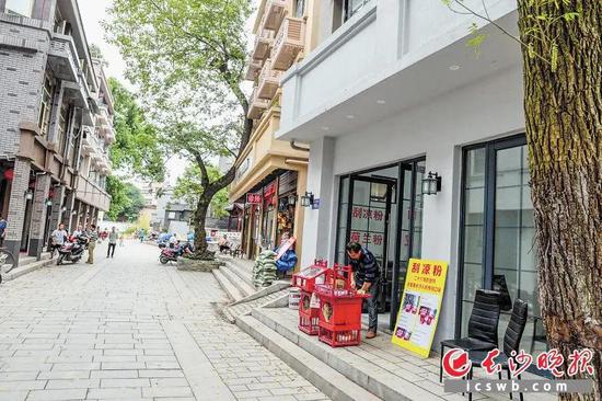 老街里,用80岁“高龄”担子担凉粉的凉粉铺。