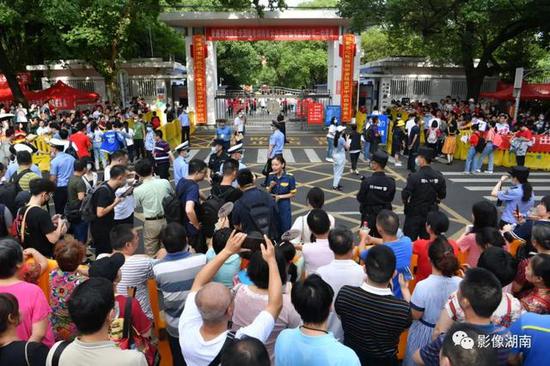 高考长沙市第一中学考点外,围满了考生家长和工作人员。湖南日报首席记者 郭立亮 通讯员 龚子杰 摄影报道