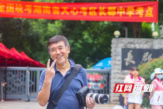 现场摄影爱好者:加油,我会为你们拍下最意气风发的瞬间。