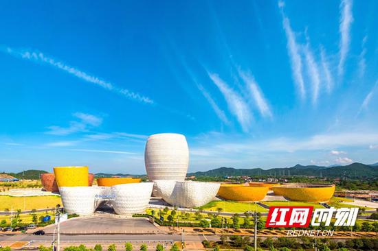 中国陶瓷谷位于醴陵经济技术开发区内，是目前中国陶瓷行业规模最大的艺术建筑群。