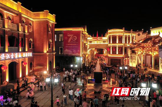 近年来，洪江古商城致力打造成湖南独特的“夜明珠” ，点亮夜游经济。
