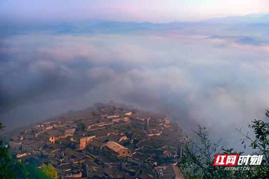 洪江古商城山水风光。