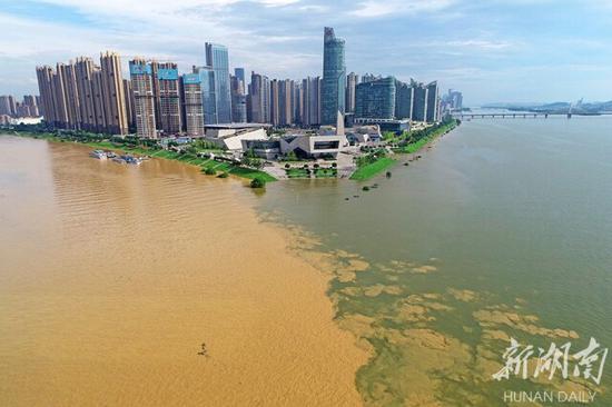 (连日来,受持续降雨和上游来水影响,长沙市境内江河湖泊水位暴涨,一些站点出现超警戒水位,防汛形势严峻。 湖南日报·新湖南客户端记者 李健 摄)