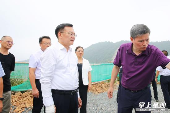 沈裕谋在金井镇观佳村白石洞水库调研防汛工作和重大项目建设情况。 曾诗怡 摄
