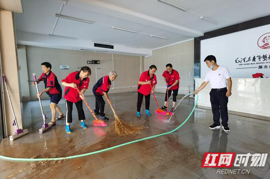 7月13日，景区工作人员在做清扫工作。