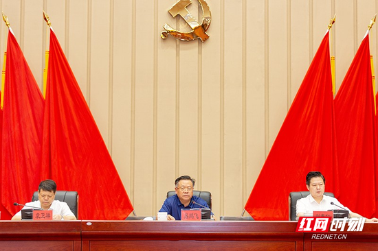 郴州市委书记易鹏飞,市委副书记、市长刘志仁出席会议。