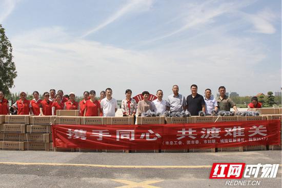 岳阳市总工会、团市委、市妇联、临港产业新区、际华3517联合组织为一线防汛人员捐赠3900双迷彩胶鞋。