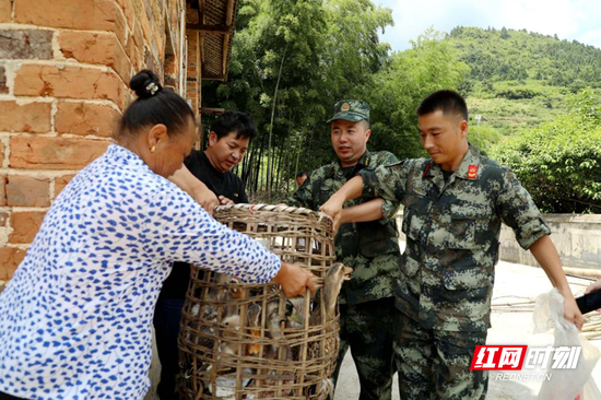 牵线搭桥,上门收购贫困户农副产品。