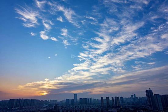 7月29日晨曦,又是一个“桑拿”天。图/吴非