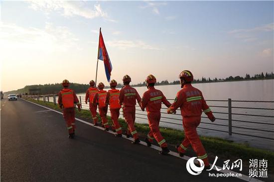 郴州支队指战员在益阳南县巡视堤坝。程鹏伟摄