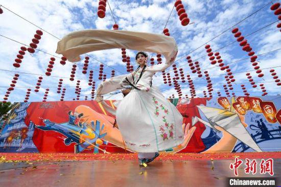 一位演员伴随着流行音乐《我的新衣》翩翩起舞。 杨华峰 摄