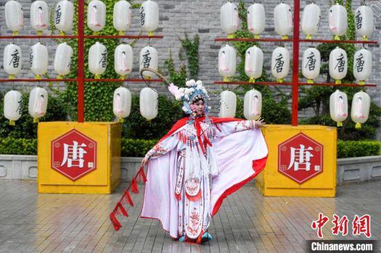 一位演员在城楼演唱京剧。 杨华峰 摄