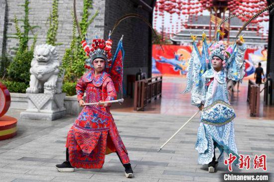 演员们在城楼下表演“国潮”京剧。 杨华峰 摄
