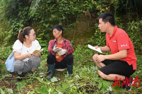 （8月11日，沅陵县官庄镇界亭驿村，记者欧阳金雨（左）和李夏涛（右）在采访。）