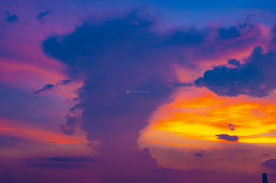 8月17日傍晚，瑰丽的晚霞中惊现蘑菇云。图/吴非