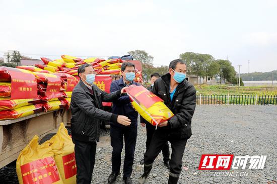 湖南省农科院向农户捐赠农业生产物资。
