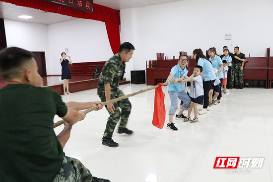 与官兵们一起玩游戏。