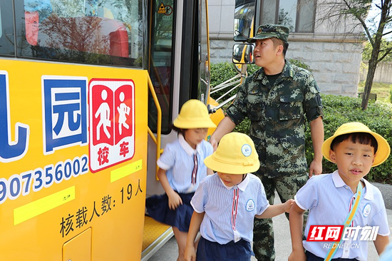 郴州市童蕾蓝天幼儿园毕业班的小朋友们走进武警第二机动总队某支队驻湘某大队。