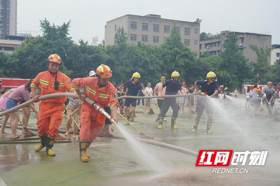 经过21小时持续作战,于8月21日19时,将乐山实验中学淤泥全部清理完毕。