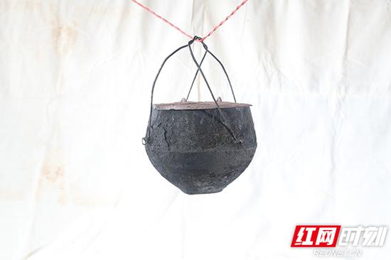 铁鼎锅,旧时用来煮饭用的容器。