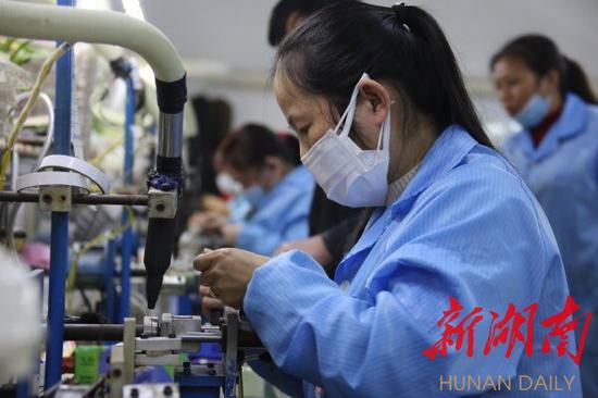 3月6日,靖州苗族侗族自治县工业集中区鑫兴智能科技有限公司扶贫车间,员工在加紧生产订单产品