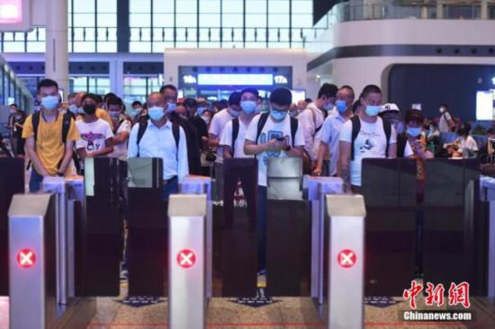 资料图:7月1日,旅客在重庆火车西站出行。 陈超 摄