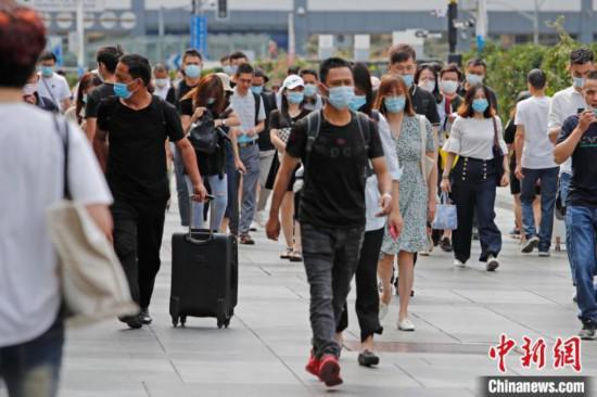 资料图:旅客乘坐列车抵达铁路上海站。 殷立勤 摄