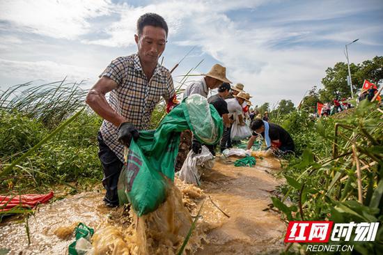 干群齐心,共同保卫家园安澜。