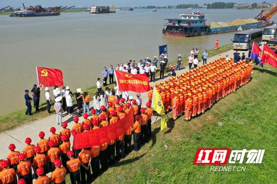 来自企业的工程与灾害应急救援队、水上应急救援队、重型工程机械救援队,为防汛工作作出贡献。