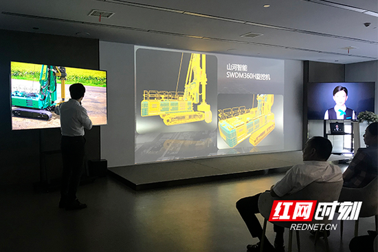 先进制造业5G云VR公共服务平台实验室展示山河智能成果案例。