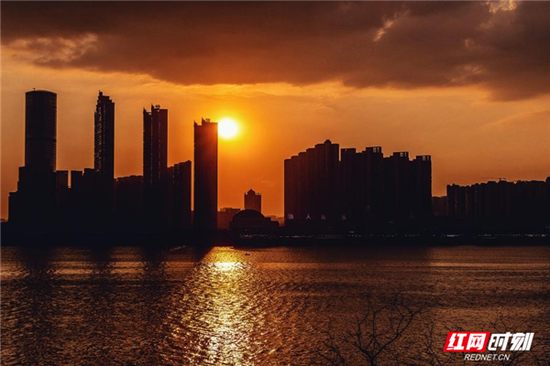 银盆岭大桥。摄于8月17日18:46,夕阳下的长沙,别有一番味道。