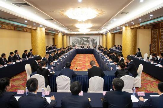 9月7日下午,省委书记杜家毫,省委副书记、省长许达哲,省政协主席李微微等省领导,在北京与我省出席全国抗击新冠肺炎疫情表彰大会的全体代表座谈。湖南日报记者 罗新国 摄