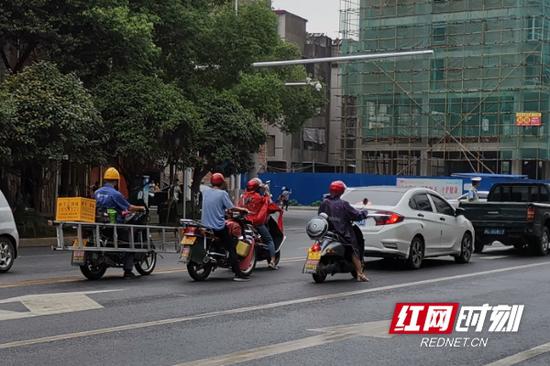 郴州各地区的马路上,大部分摩托车和电动自行车驾驶人都自觉戴上了安全头盔。
