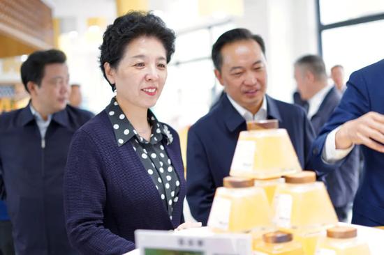 党政代表团考察“巅峰贡蜜”基地