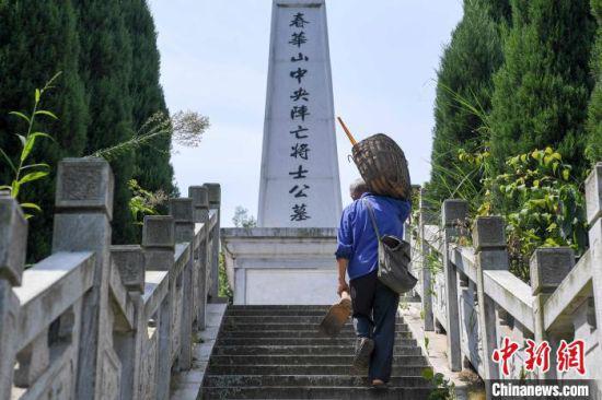 在刘金国的提议下,春华镇人民政府对“中央阵亡将士墓”进行了修复,在原址建造了抗战纪念园。 杨华峰 摄
