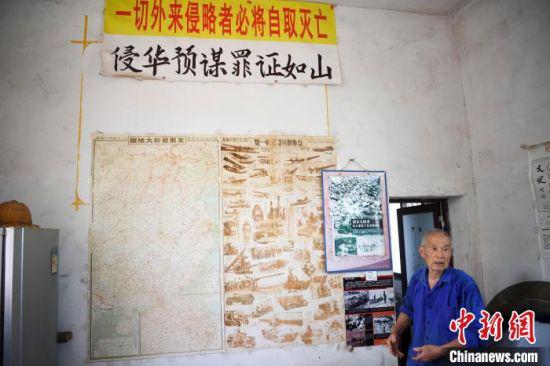 刘金国在家中展示日军侵华的证据。 杨华峰 摄