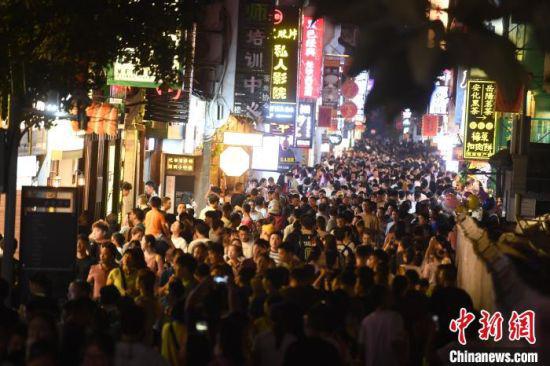 长沙太平街之夜。 杨华峰 摄