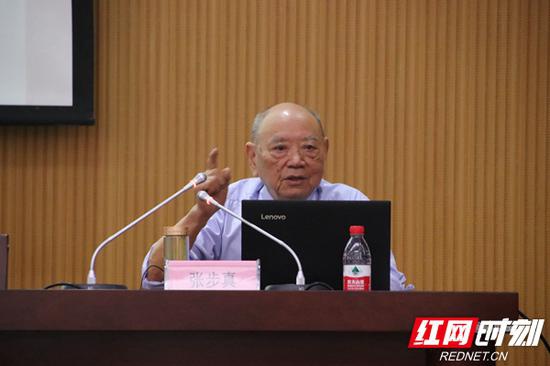 中国作家协会会员、一级作家张步真以《湖湘文化的桥头堡》为题激情开讲。