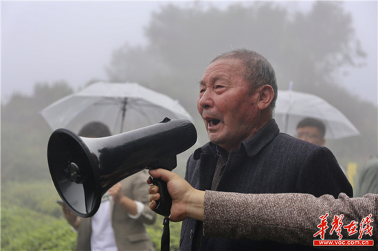 年过八旬的龚寿松放开歌喉唱起了采茶歌