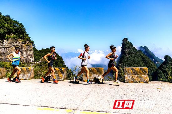 选手们跑过天门山通天曲道。