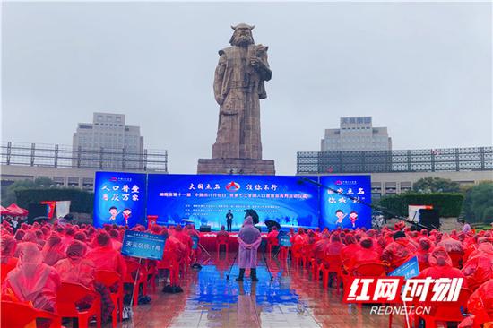 今年恰逢第七次全国人口普查,因此本次统计开放日以“大国点名、没你不行”为主题,现场气氛热闹。